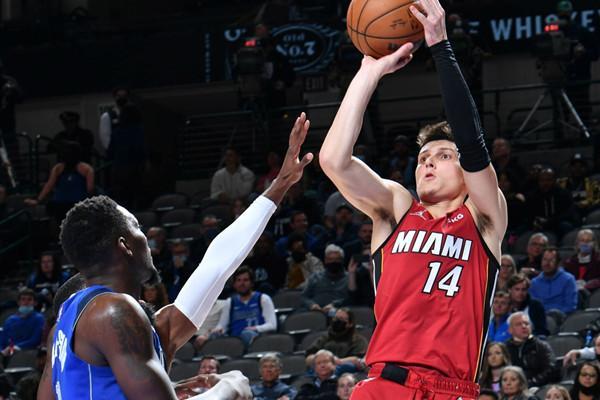 保持明显的 保持明显的